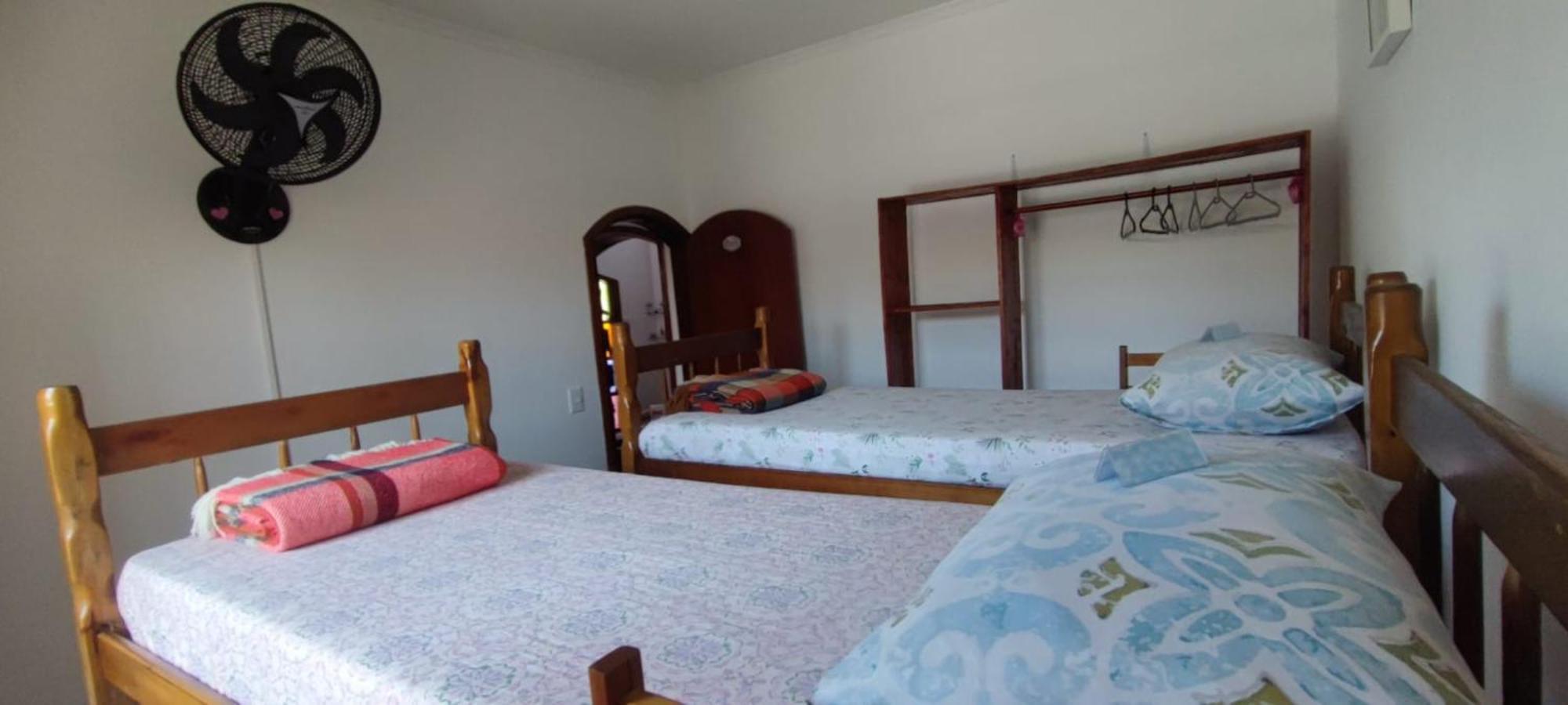 Casa Rosa de Peruíbe - Casa de Temporada 3 dormitórios, 10 hóspedes, piscina, wi-fi, netflix, 800 metros da praia Exterior foto