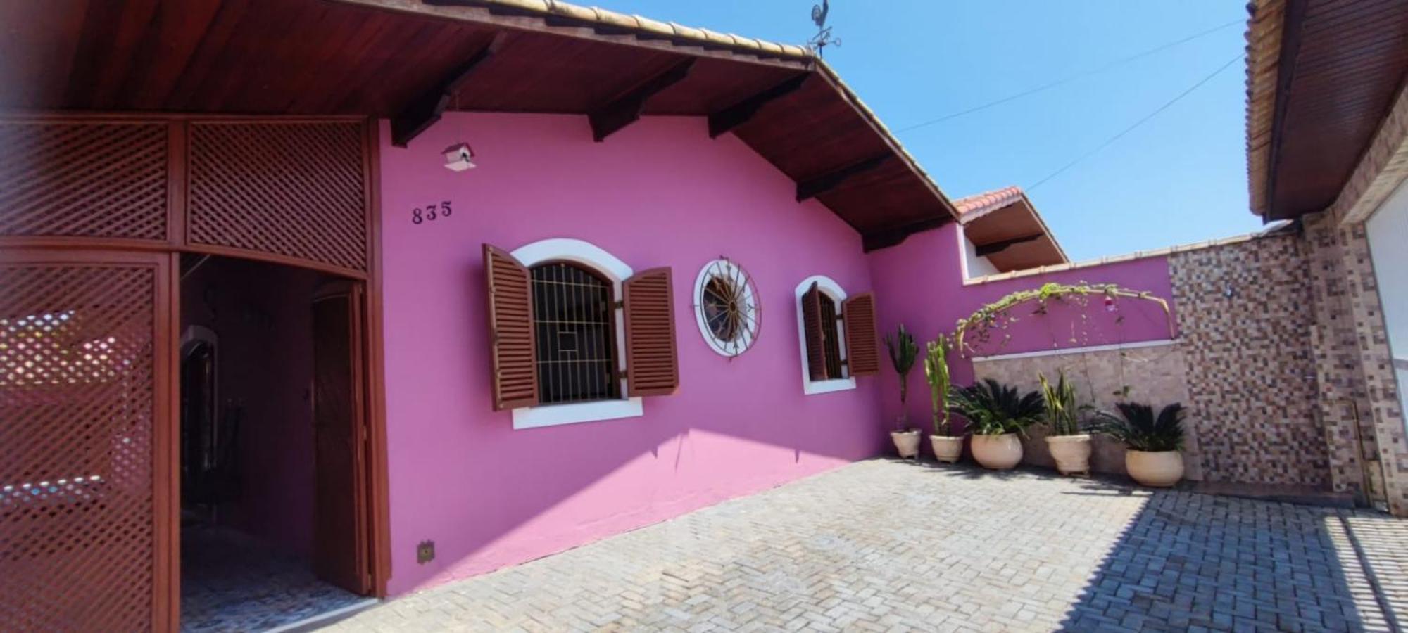 Casa Rosa de Peruíbe - Casa de Temporada 3 dormitórios, 10 hóspedes, piscina, wi-fi, netflix, 800 metros da praia Exterior foto